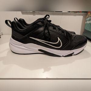 Nike Men's Defy All Day Sneaker (M12)